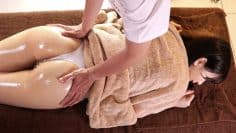 Em nữ sinh thoả mãn với nhân viên massage già