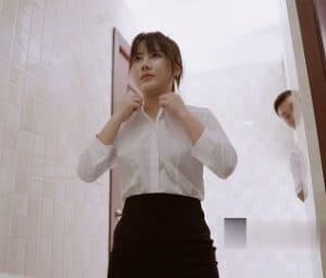 Hiếp dâm nữ giám đốc trong nhà vệ sinh